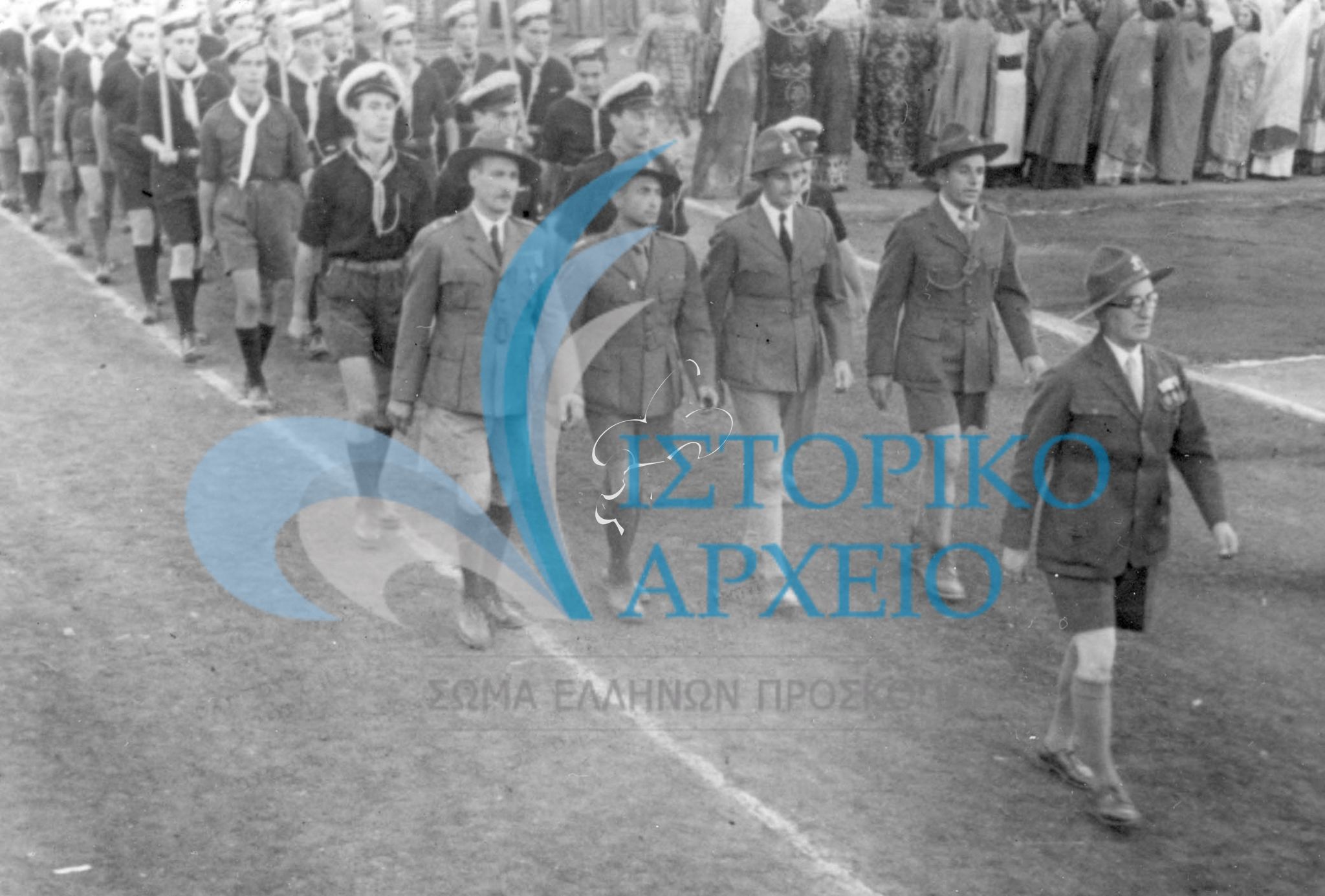 Ομάδα Ναυτοπροσκόπων μαζί με επιτελείο του ΣΕΠ του οποίου προπορεύεται ο Η. Ησαϊας εισέρχεται στο Στάδιο για την επίδειξη του 1945.