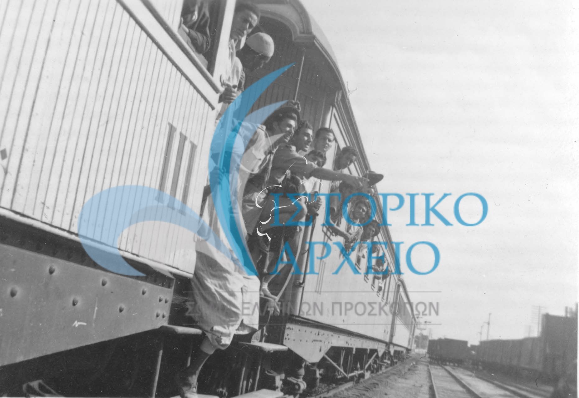Έλληνες πρόσκοποι της Ισμαϊλίας στο τρένο για την Αλεξάνδρεια προκειμένου να συμμετέχουν στους Παναιγυπτιακούς Προσκοπικούς Αγώνες το 1945.