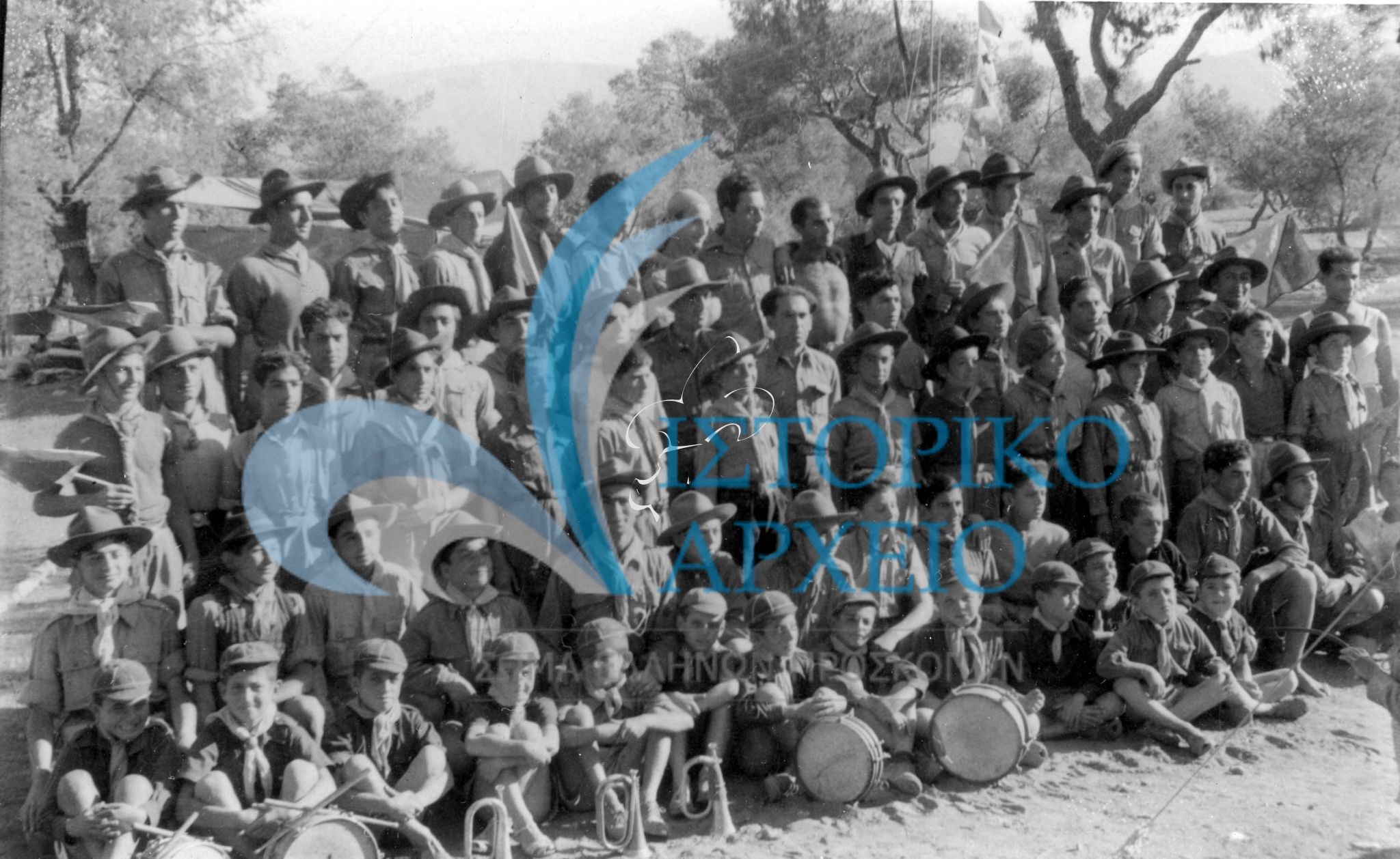 Η Ομάδα Προσκόπων Αρμενίων Δουργουτίου (σημερινός Νέος Κόσμος) σε κατασκήνωση στη Γλυφάδα με αρχηγό τον Καγιάν το Σεπτέμβριο του 1945.