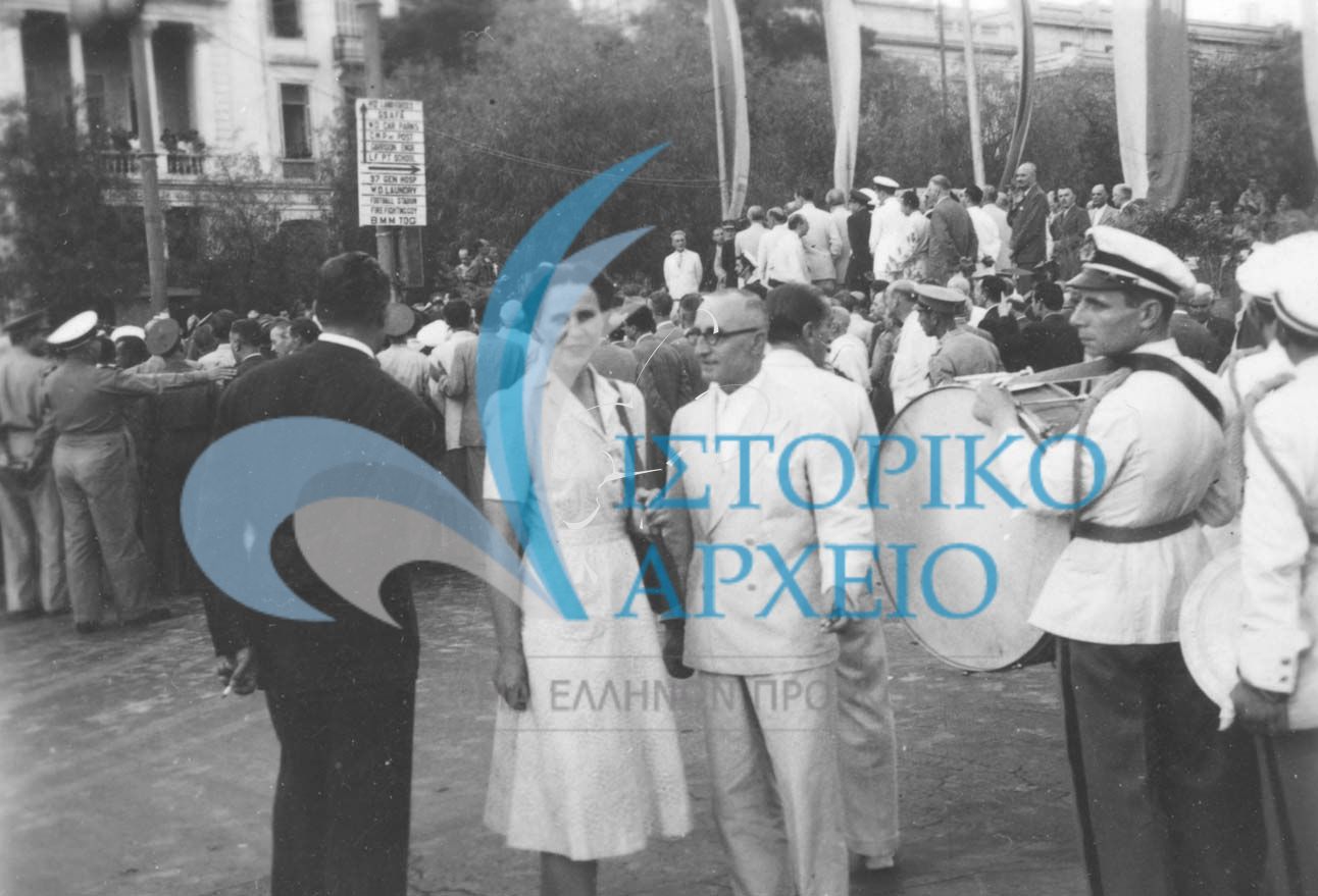 Ο Η. Ησαϊας με την Γενική Έφορο του Σώματος Ελληνίδων Οδηγών Κ. Ζαρίφη κατά τις εκδηλώσεις για την 28η Οκτωβρίου το 1945.