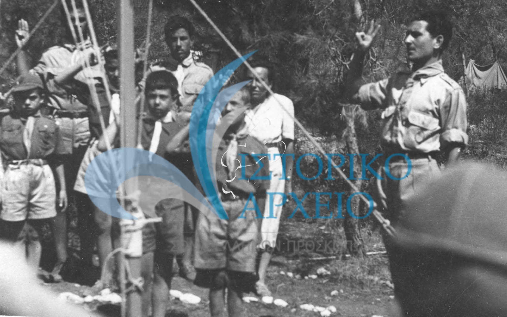 Λυκόπουλο χαιρετά σε έπαρση Σημαίας Κατασκήνωσης στο Ζούμπερι το 1950.