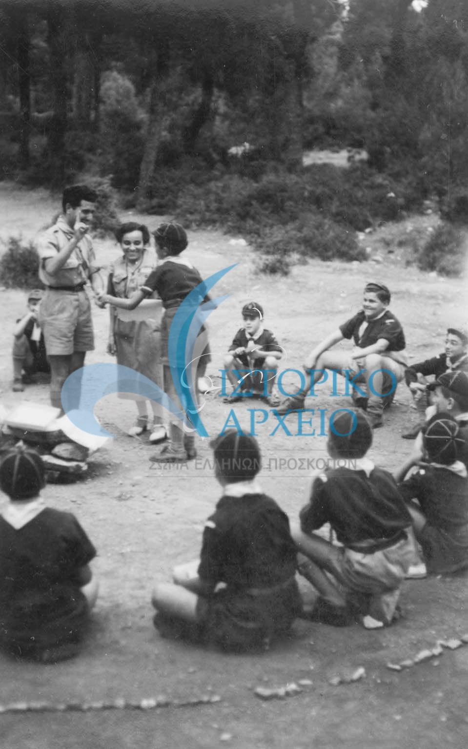 Λυκόπουλα σε παιχνίδι σε κατασκήνωση στο Ζούμπερι το 1950. Στη μέση η Ακέλα Αγγ. Ρουμπέση.