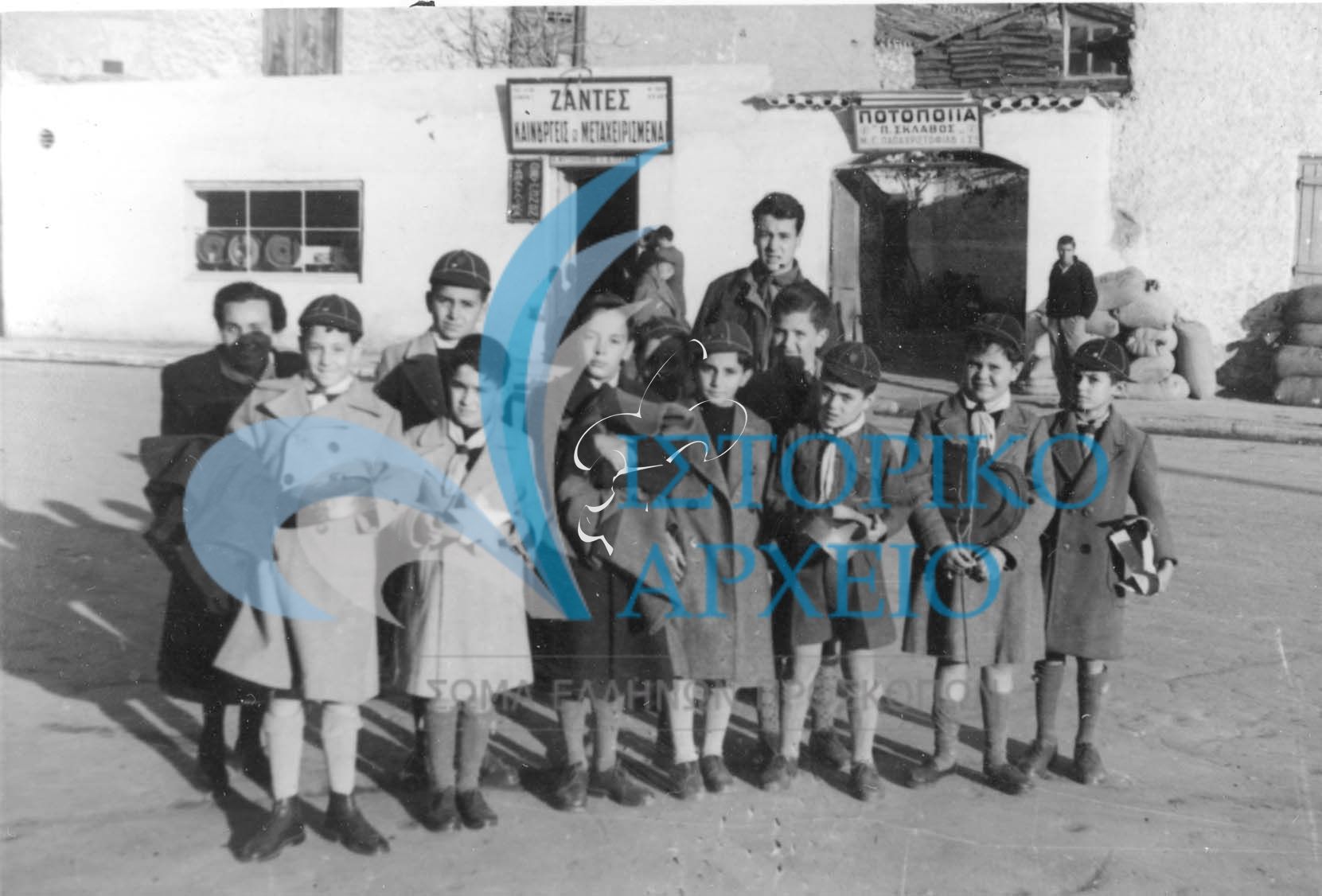 Λυκόπουλα με την Αγγ. Ρουμπέση σε γειτονιά της Αθήνας το 1951.