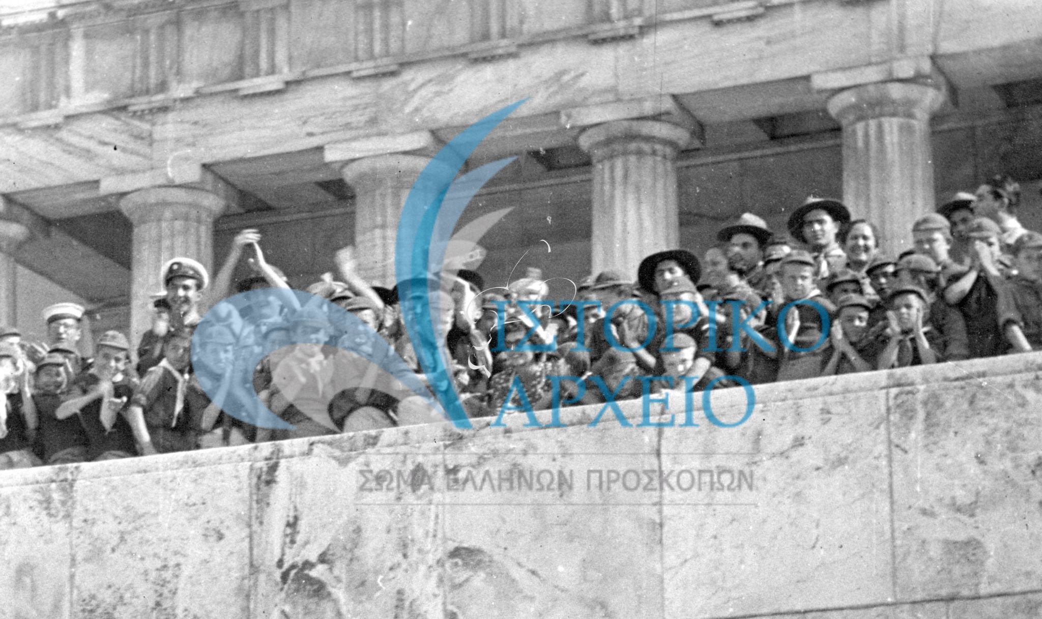 Λυκόπουλα έξω από το κτίριο της Βουλής χαιρετούν χαρούμενα μετά το πέρας εορταστικών εκδηλώσεων το 1951.