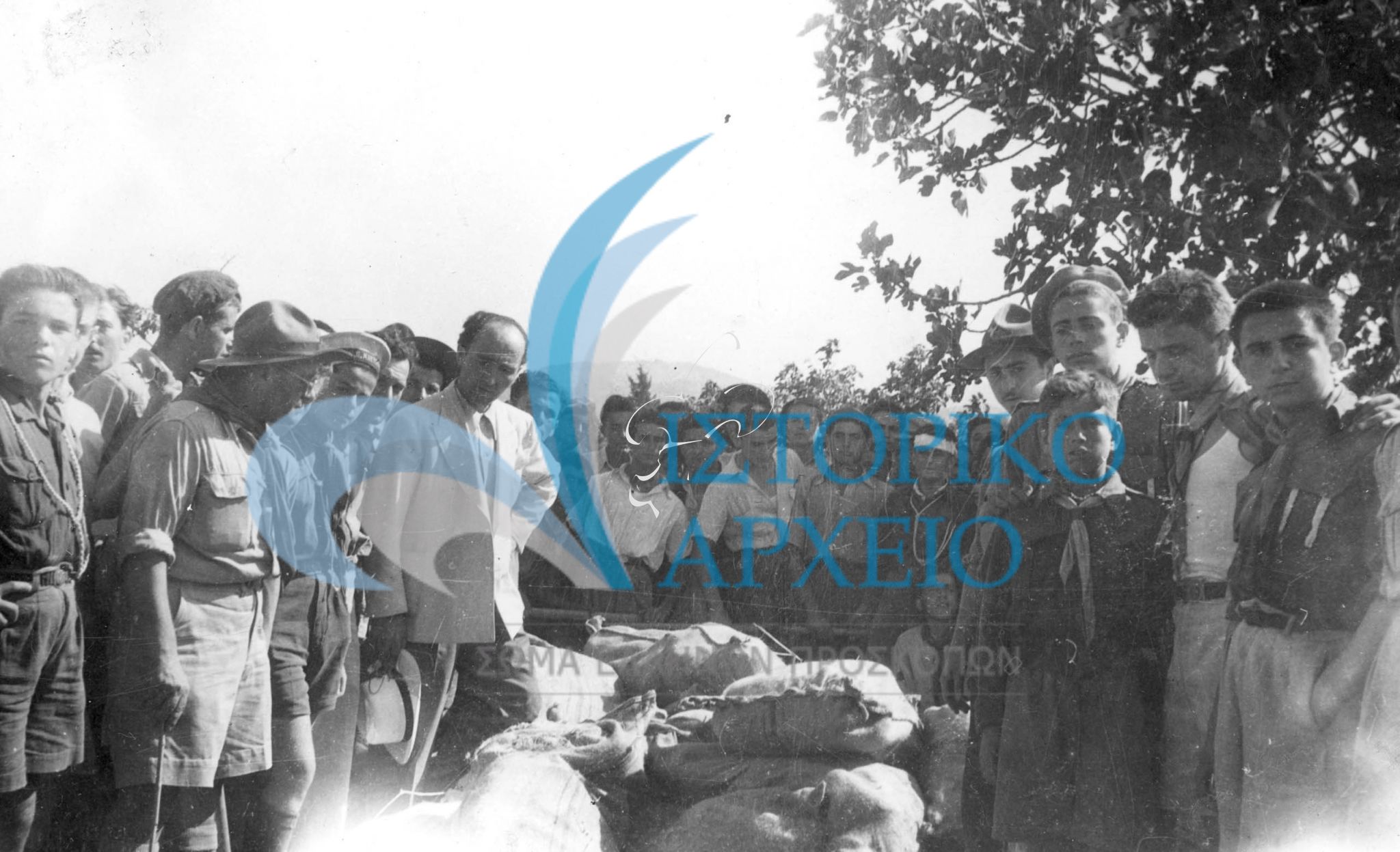 Πρόσκοποι έτοιμοι για την διανομή δεμάτων βοήθειας στου σεισμοπαθείς της Λευκάδας το 1948.