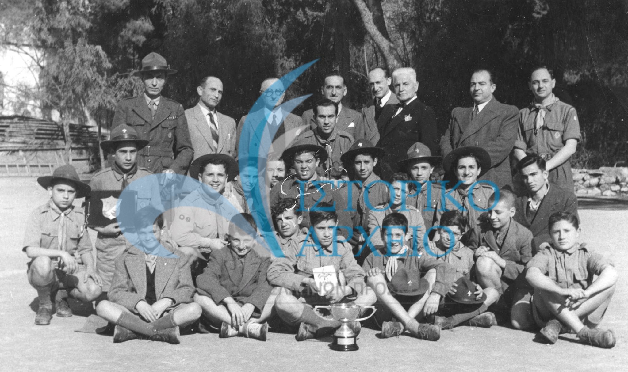 Ο Η. Ησαίας με προσκόπους της 17ης Ακροπόλεως Αθηνών μετά την απονομή επάθλων σε αθλητικούς αγώνες το 1948.