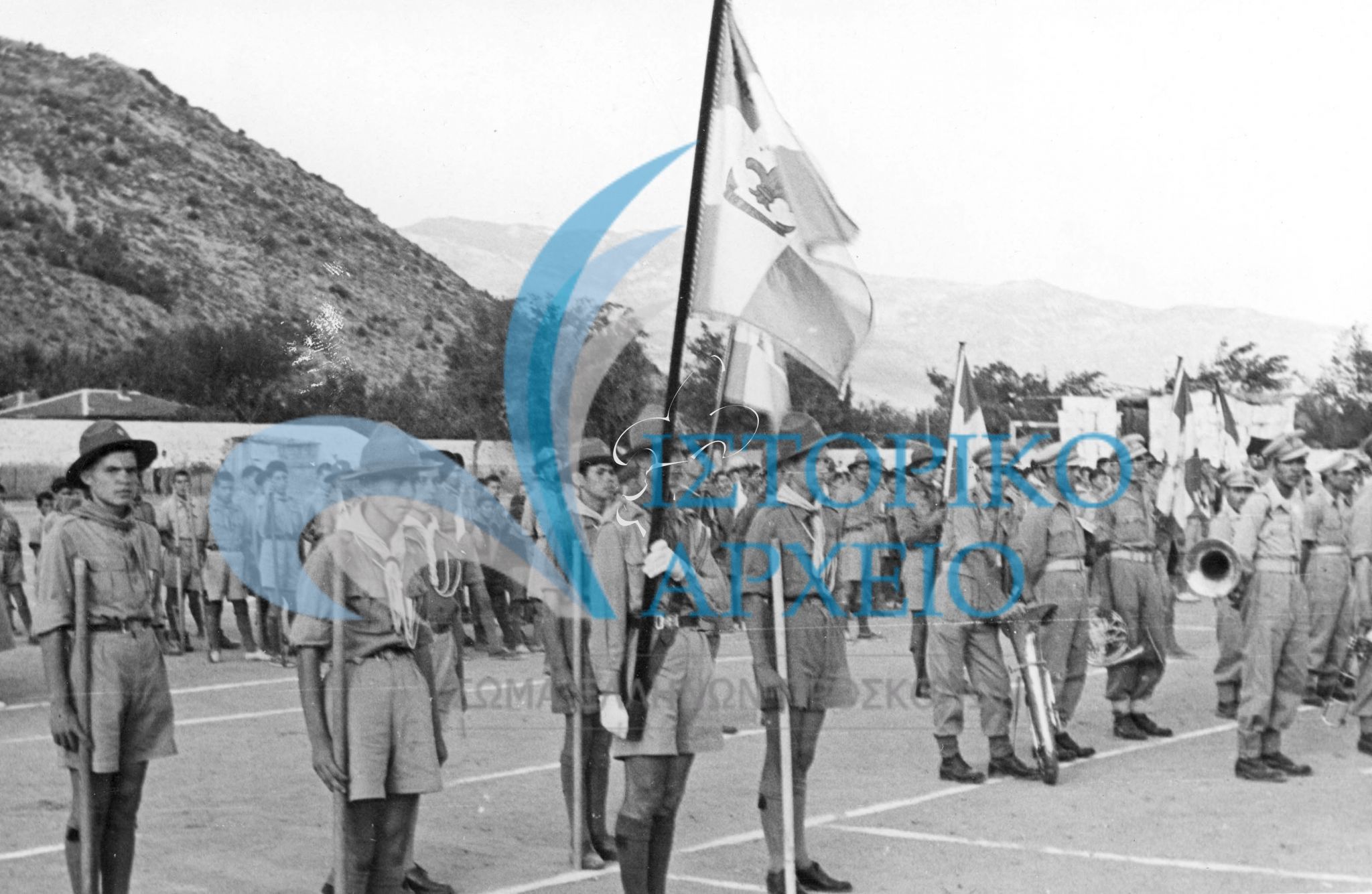 Παρατεταγμένα προσκοπικά τμήματα και μπάντα κατά την επίδειξη των προσκόπων της Ξάνθης τον Αύγουστο του 1948