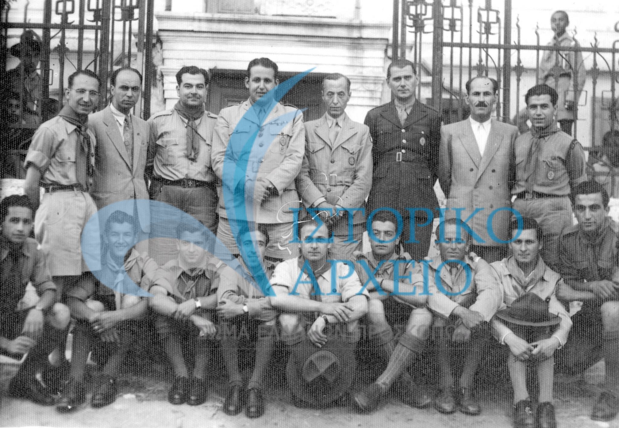 Ο Γενικός Έφορος Δ. Αλεξάτος και και ο Γεν. Γραμματέας μαζί με τον Περιφερειακό Πασχαλίδη και τον έφορο Λίβαν και άλλους  βαθμοφόρους της Ξάνθης κατά την επίσκεψή του Γ.Ε> στην πόλη τον Ιούλιο του 1948.