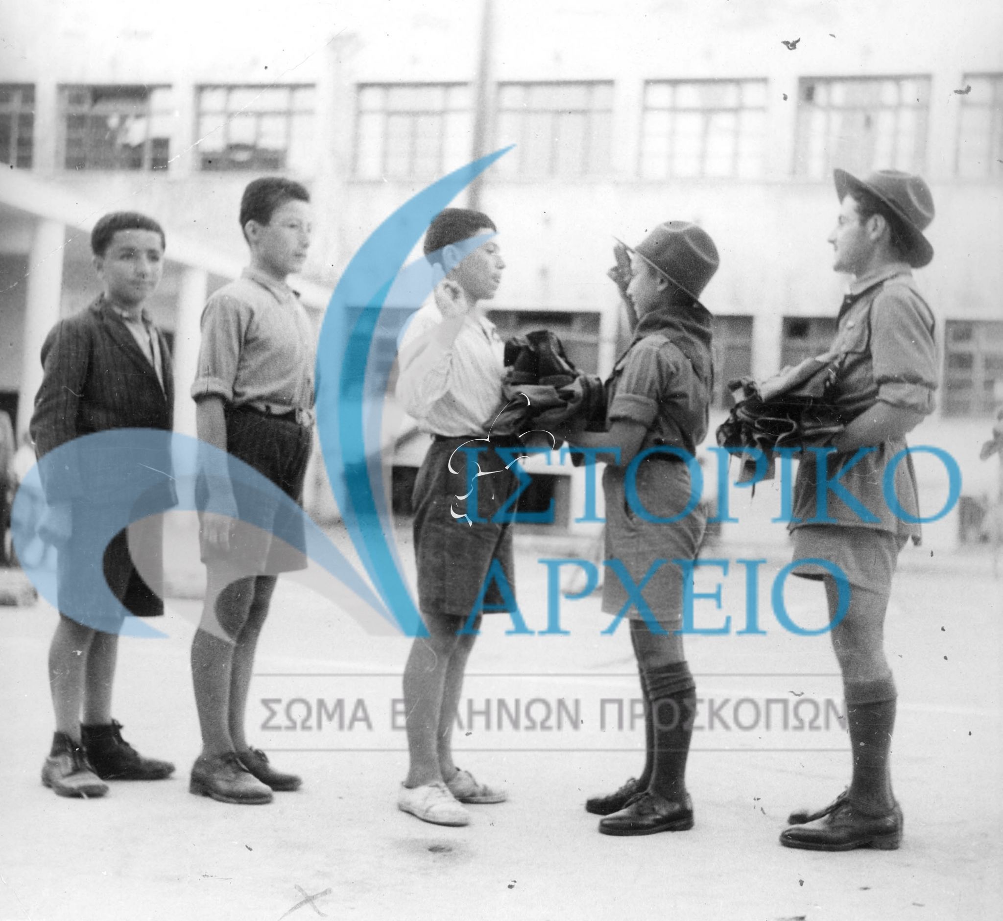 Ενωμοτάρχης από την 6η Ομάδα Θεσσαλονίκης υποδέχεται νέους προσκόπους προ της υπόσχεσής τους το 1948