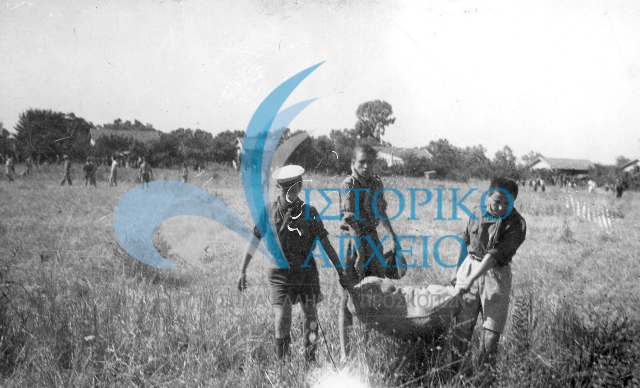 Πρόσκοποι προσφέρουν υπηρεσίες στην κοινωνία της Λευκάδας μετά το σεισμό το 1948.