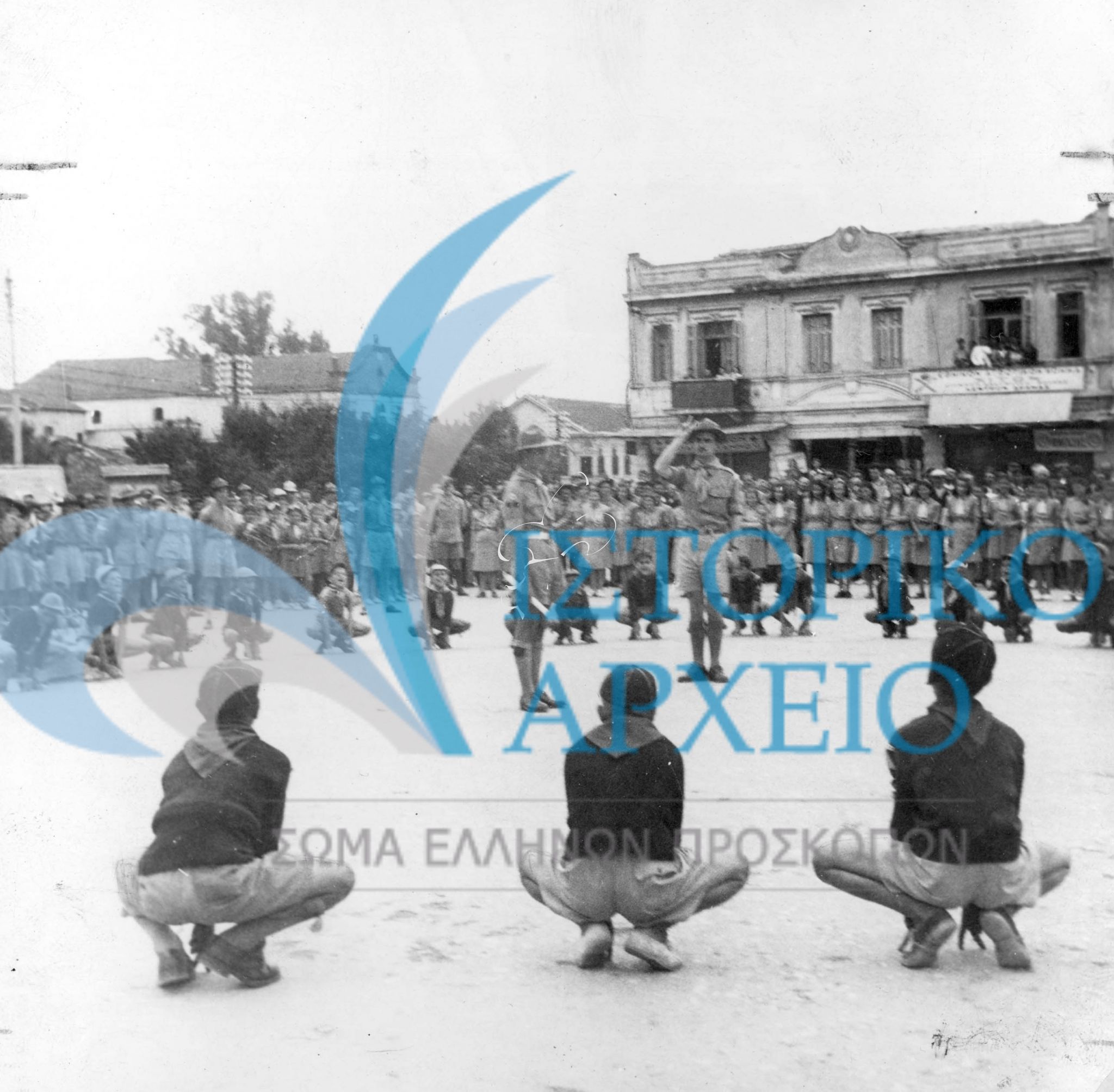 Τα Λυκόπουλα της Δράμας χαιρετούν με τη μεγάλη κραυγή τον ενωμοτάρχη Π. Ναζιρόπουλο σε κεντρική πλατεία της πόλης το 1948 διότι έπεσε στο ποτάμι κι έσωσε ένα παιδί.