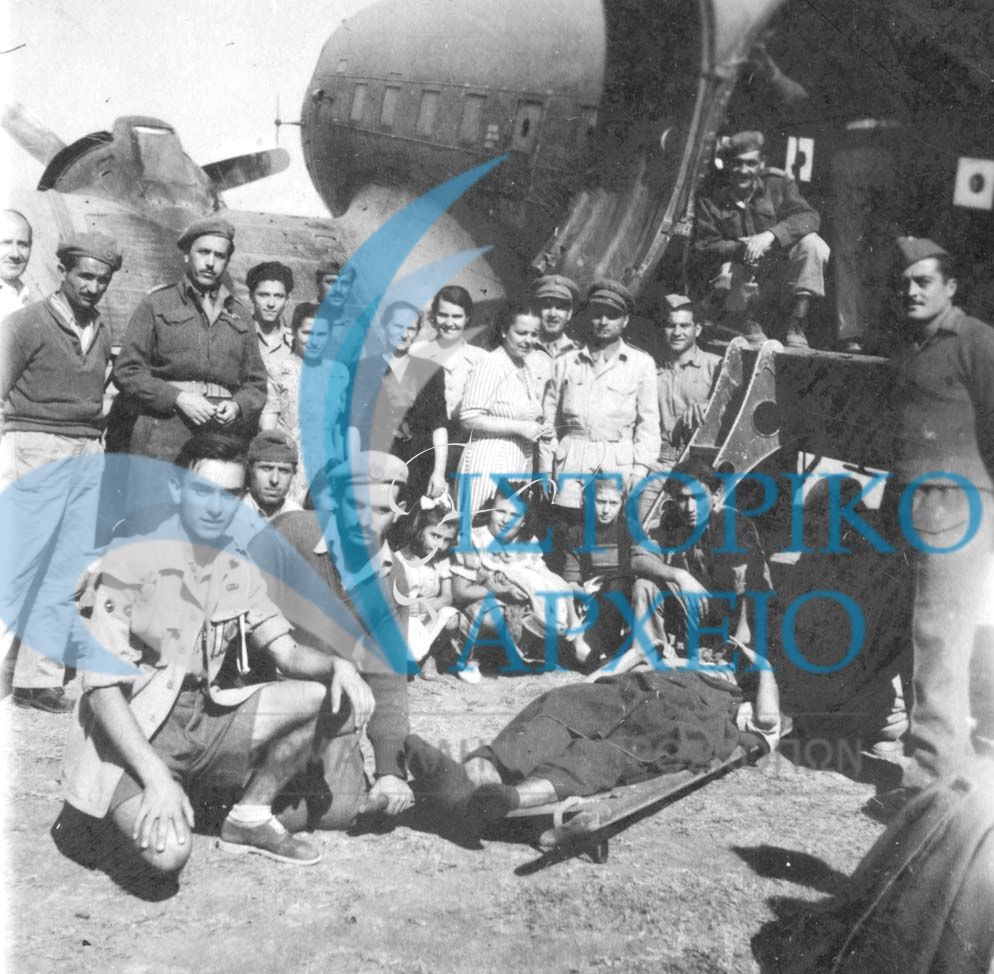 Πρόσκοποι της Καστοριάς βοηθούν στη επιβίβαση τραυματιών του εμφυλίου πολέμου σε πολεμικό αεροσκάφος τον Σεπτέμβριο του 1948.