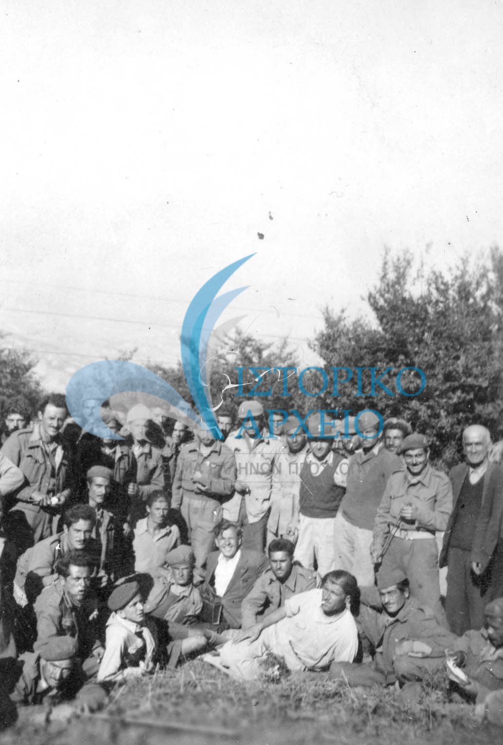 Πρόσκοποι της Καστοριάς με τον περιφερειακό έφορο Γιαννόπουλο και τον υπολοχαγό Γιαννούση και στρατιώτες του Εθνικού Στρατού στην κορυφή Αλεβίτσας του Γράμμου κατά τη διάρκεια του εμφυλίου πολέμου τον Απρίλιο του 1948.