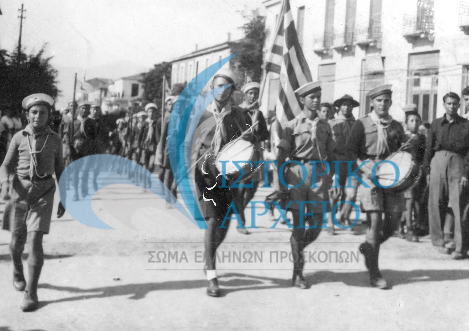 Η ομάδα Ναυτοπροσκόπων της Αιδηψού στην παρέλαση για την 28η Οκτωβρίου του 1948.