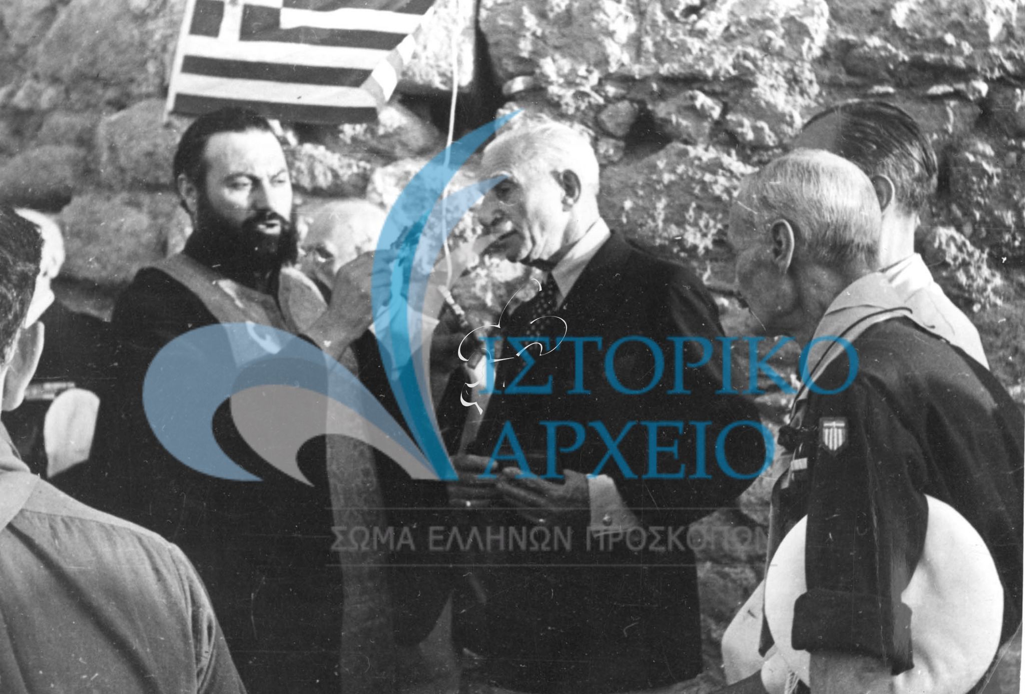 Ο Αντώνης Μπενάκης στο Νεώσοικο της 3ης Ναυτοπροσκόπων στο Νέο Φάληρο τον Ιούλιου του 1949 κατά τον Αγιασμό και την αποκάλυψη αναθηματικής πλάκας για τους τρεις προσκόπους της ομάδας (Ανδρέα Καλυβά, Γεώργιο Περσάκη, Νικόλαο Καμβύση) που χάθηκαν στην διάρκεια της κατοχής.