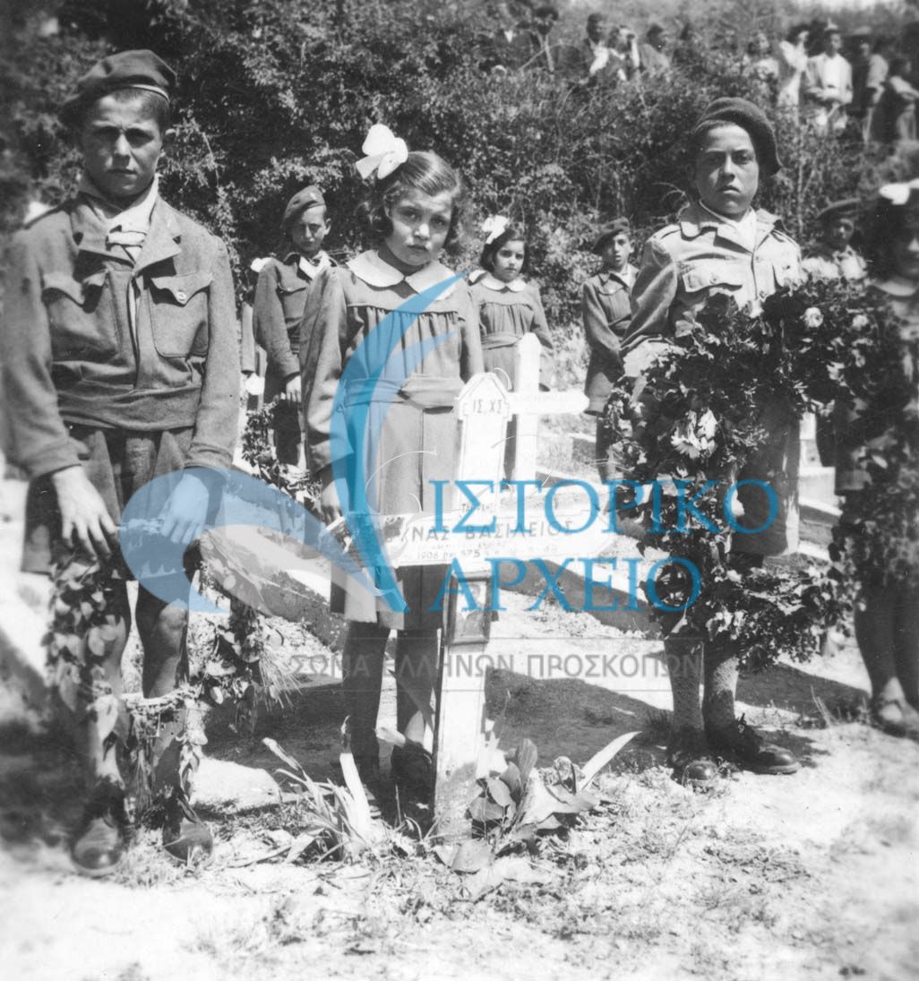 Πρόσκοποι και μαθητές της Καστοριάς στεφανώνουν τους τάφους των νεκρών του εμφυλίου πολέμου κατά την διάρκεια επιμνημόσυνης δέησης στο Στρατιωτικό Νεκροταφείο το 1949.