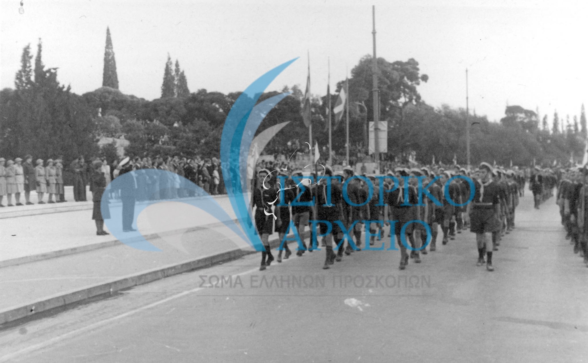 Ναυτοπρόσκοποι της Αθήνας παρελαύνουν για την επέτειο της 28ης Οκτωβρίου στην Αθήνα και χαιρετούν τους επίσημους στο Μνημείο του Αγνώστου Στρατιώτη το 1945.