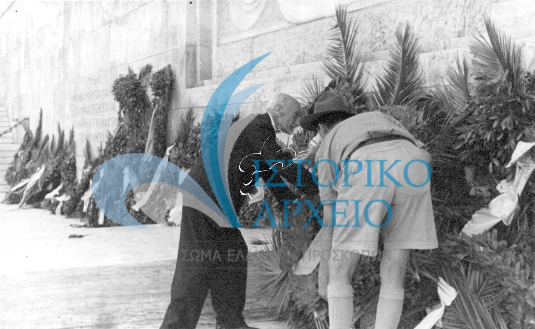 Ο Αντώνης Μπενάκης μαζί με πρόσκοπο καταθέτουν Στεφάνι στο Μνημείο του Αγνώστου Στρατιώτη επί τη ευκαιρία της επετείου της 28ης Οκτωβρίου το 1945.