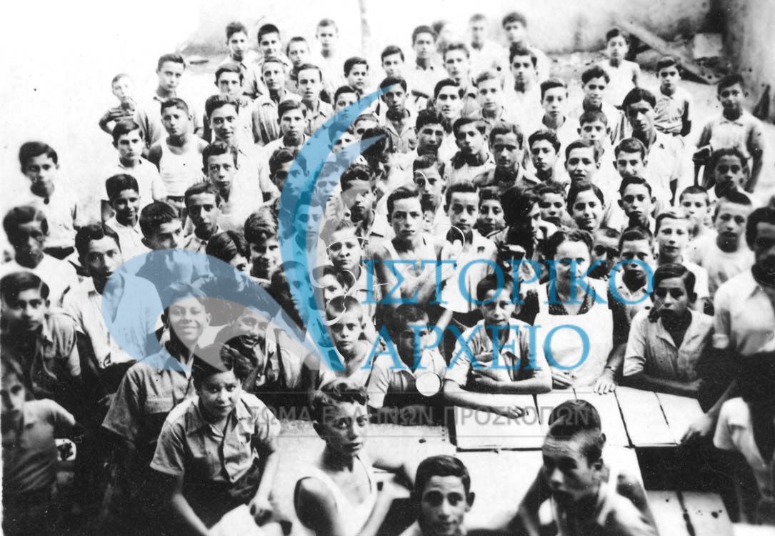 Πρόσκοποι βοηθούν στην διανομή γάλακτος σε μαθητές στο χώρο του 6ου Γυμνασίου Αθηνών τον Ιούνιο του 1946.
