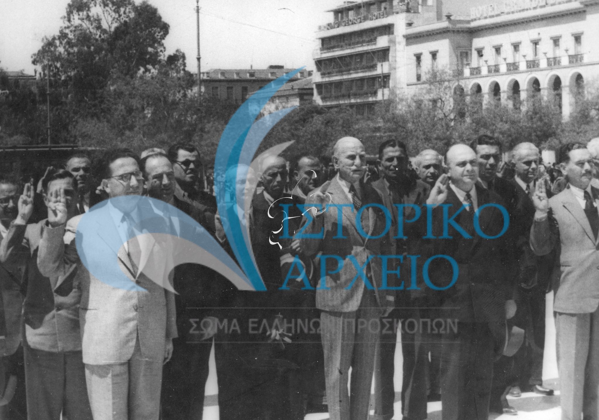Ο Αντ. Μπενάκης, ο Μ. Σοφιανός και περιφερειακοί έφοροι πρόσκοπων από όλη την Ελλάδα καταθέτουν Στεφάνι στο Μνημείο του Αγνώστου Στρατιώτη στο πλαίσιο του 1ου Συνεδρίου Περιφερειακών Εφόρων που έγινε τον Απρίλιο του 1946.