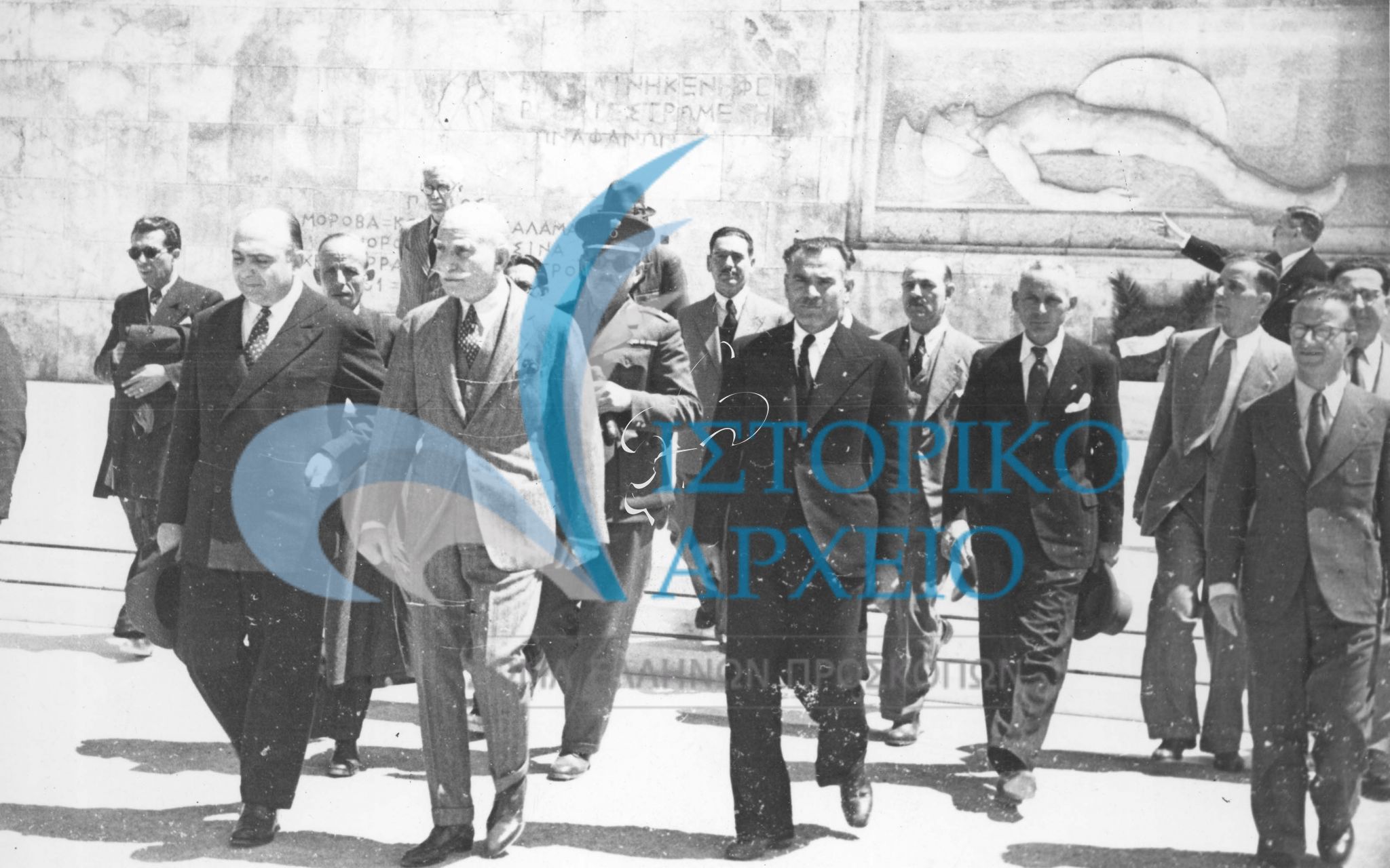 Ο Αντώνης Μπενάκης στο Μνημείο Αγνώστου Στρατιώτη κατά την κατάθεση Στεφάνου που έκαναν οι Περιφερειακοί Έφοροι Προσκόπων στο πλαίσιο του 1ου Συνεδρίου τους που έγινε στην Αθήνα τον Απρίλιο του 1946.