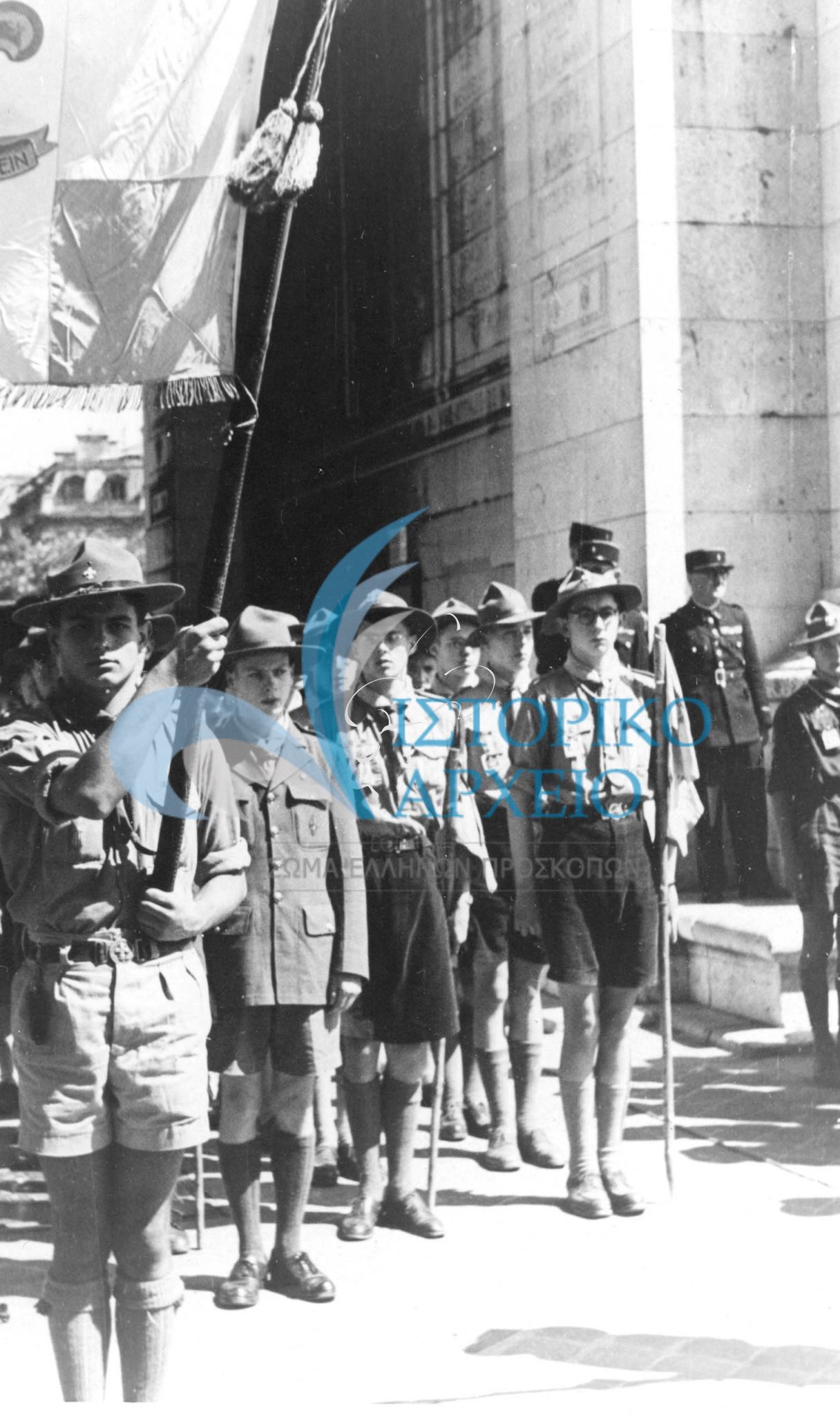 Η ελληνική προσκοπική αποστολή του Τζάμπορη 1947 στο Μνημείο Αγνώστου Στρατιώτη των Παρισίων.