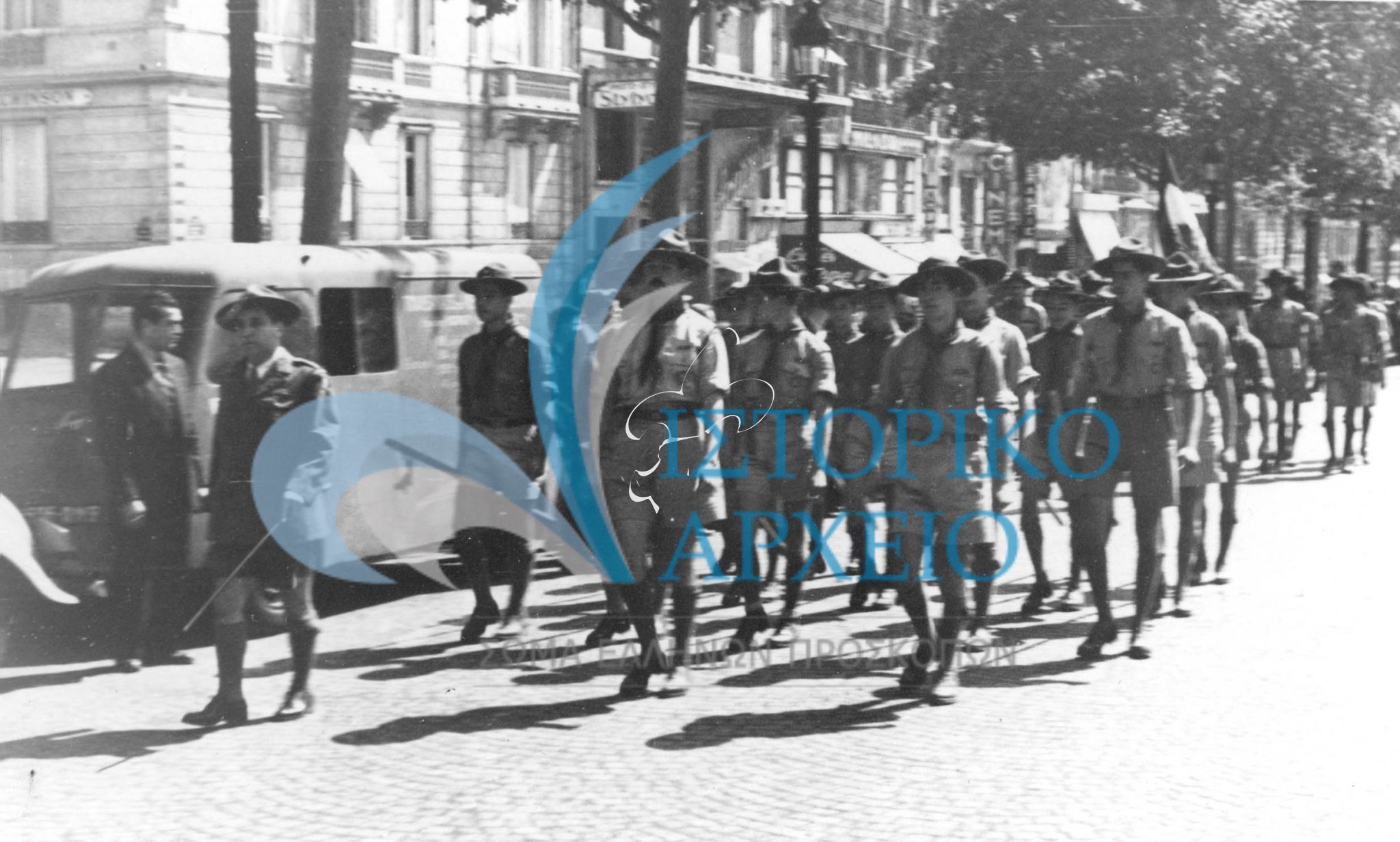 Η ελληνική αποστολή για το Τζάμπορη του 1947 σε παρέλαση στο Παρίσι.