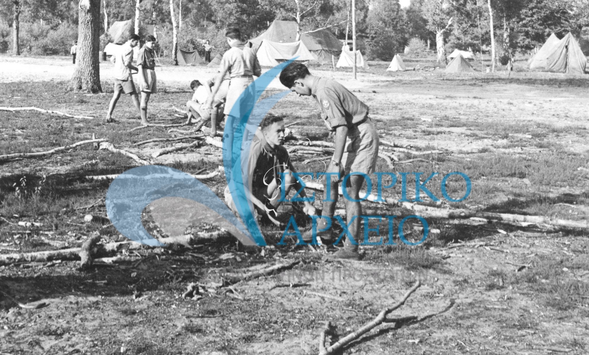 Έλληνες πρόσκοποι προετοιμάζουν την κατασκήνωση της ομάδας τους στο Τζάμπορη του 1947.