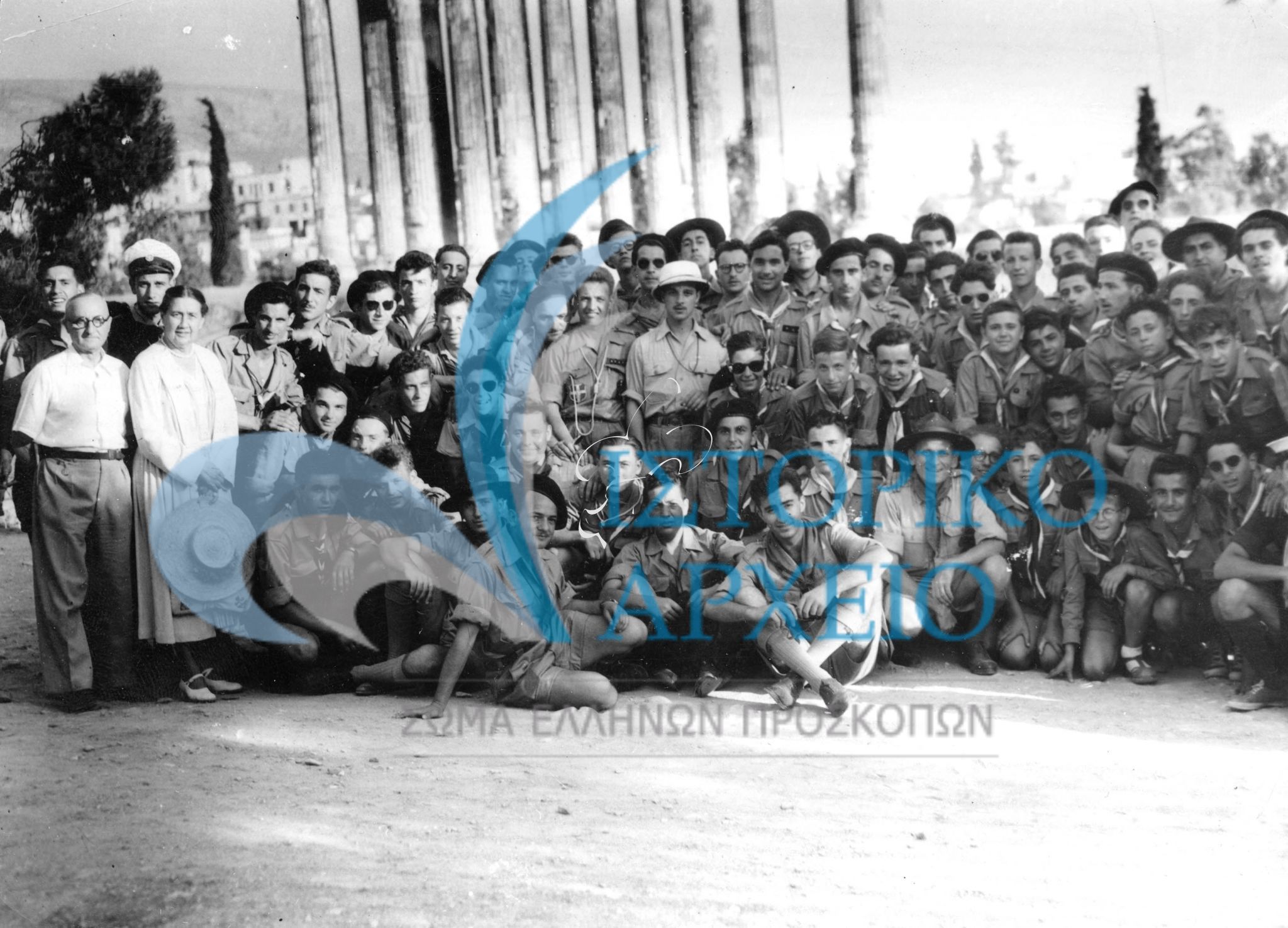 Οι έλληνικη προσκοπική Ομάδα Παρισίων σε εκδρομή στην Αθήνα με τον Η. Ησαϊας το 1951.
