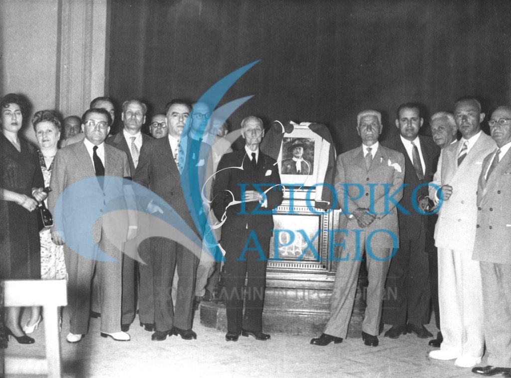 Ο Πρόεδρος Μ. Σοφιανός στο μνημόσυνο για τα δέκα χρόνια από τον θάνατο του ιδρυτή Αθ. Λευκαδίτη το 1954.