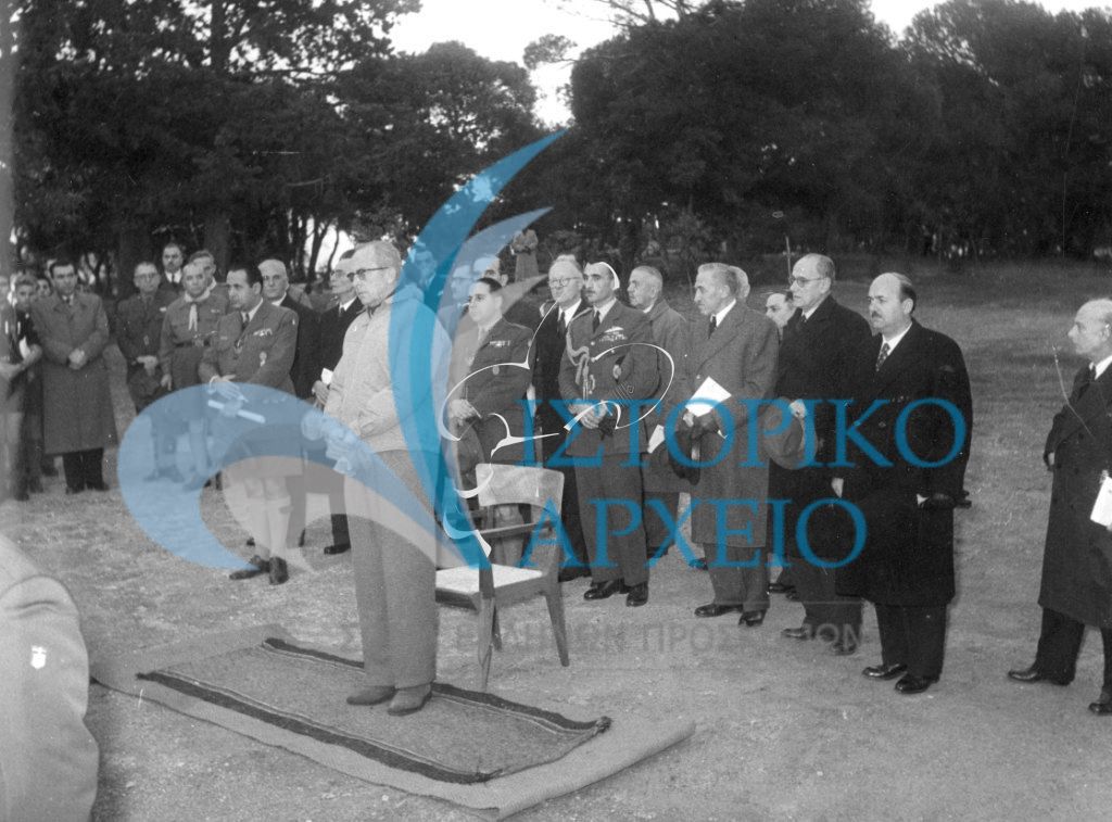 Ο Βασιλιάς Παύλος με τον Γενικό Έφορο Δ. Αλεξάτο και τον Δ. Μακρίδη στα εγκαίνια του οικήματος "Πήγασος", δωρεά της εταιρείας «ΣΟΚΟΝΥ ΒΑΚΙΟΥΜ ΟΙΛ ΚΟΜΠΑΝΥ», στον χώρο του Προσκοπικού Κέντρου Πύργος Βασιλίσσης το 1954