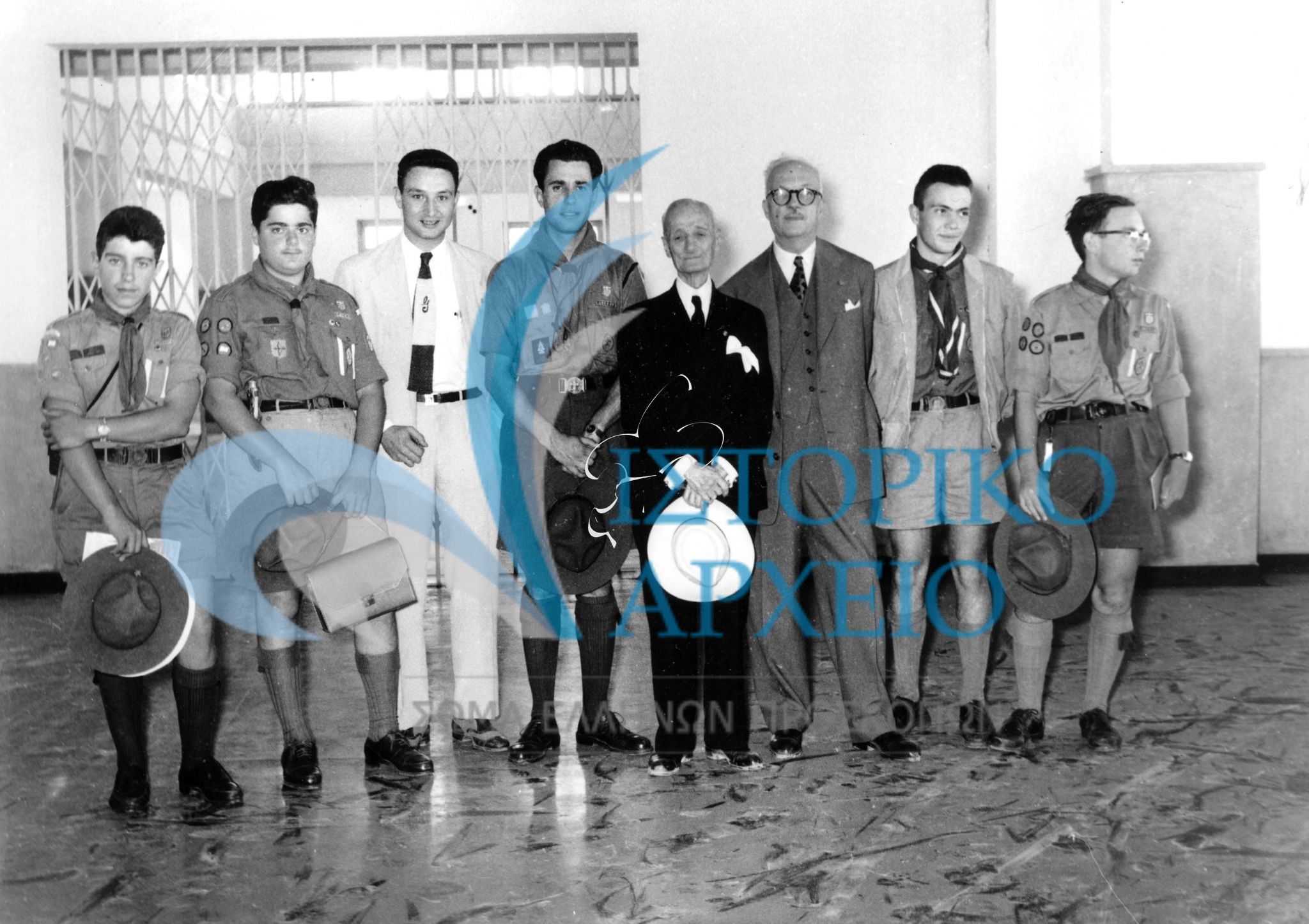 Η ελληνική προσκοπική αποστολή στο Τζάμπορη του Καναδά το Σεπτέμβριο του 1955 επιστρέφει στην Αθήνα.