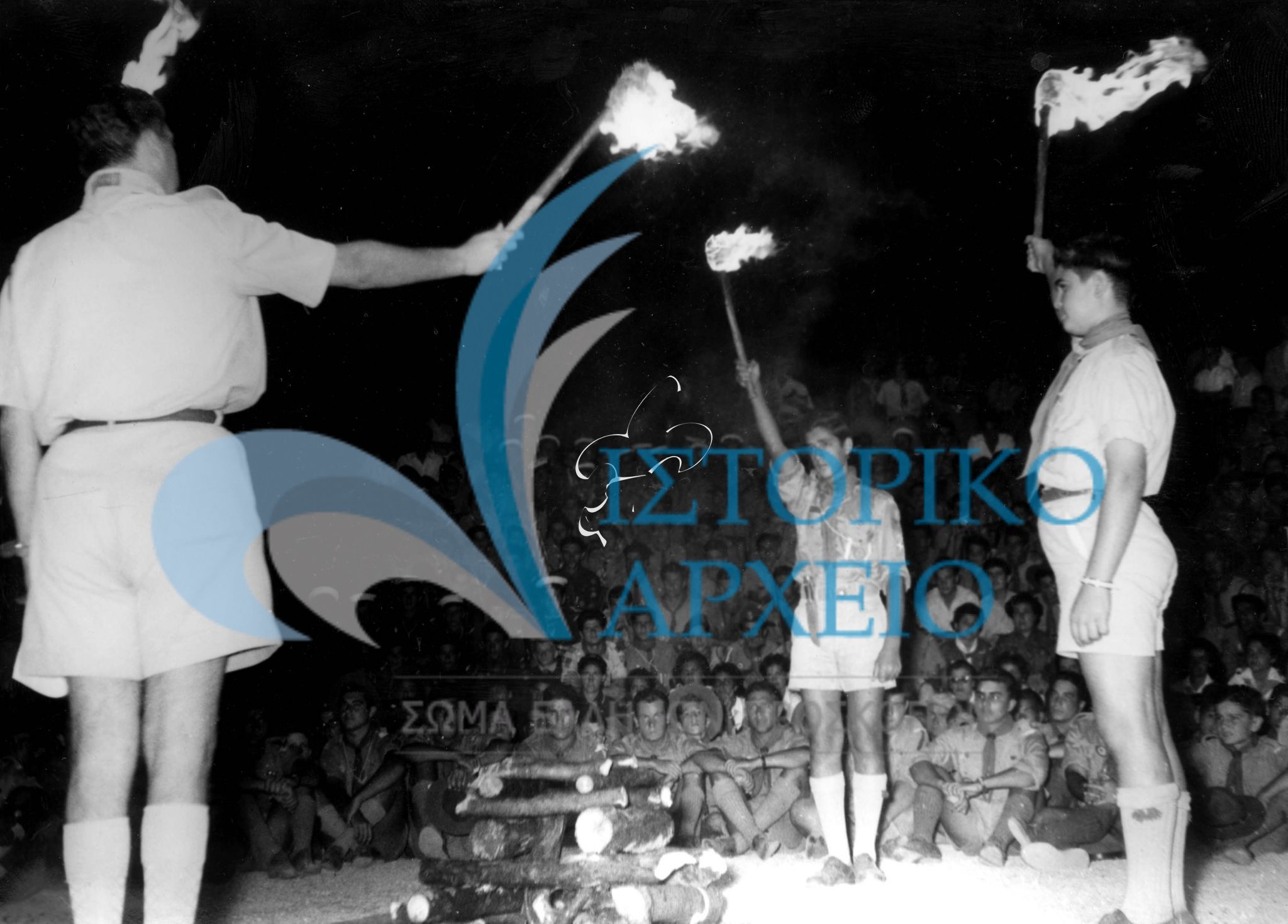 Πρόσκοποι ανάβουν την Πυρά στην έναρξη του Πανελληνίου Τζάμπορη Αποδήμων το 1956.