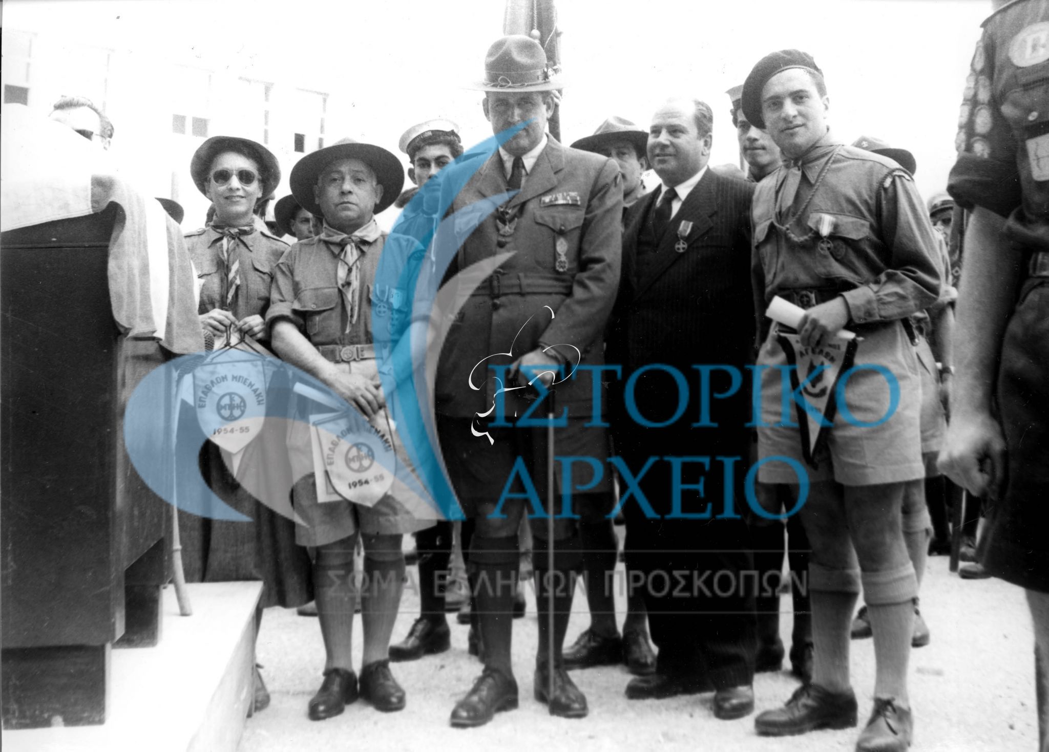 Ο Γενικός Έφορος Δ. Αλεξάτος μετά την απονομή του Έπαθλου Μπενάκη σε επιτυχημένα τμήματα το 1955.