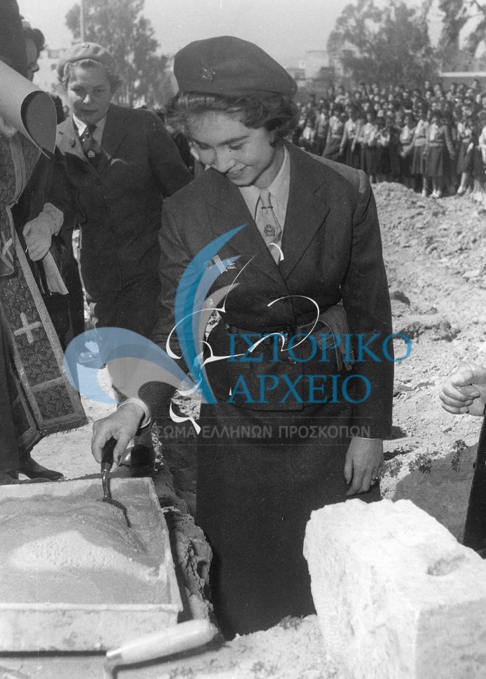 Η Πριγκίπισσα Ειρήνη με στολή Οδηγού θέτει το θεμέλιο λίθο στην Εστία Προσκόπων και Οδηγών της Νέα Σμύρνης τον Μάρτιο του 1959.