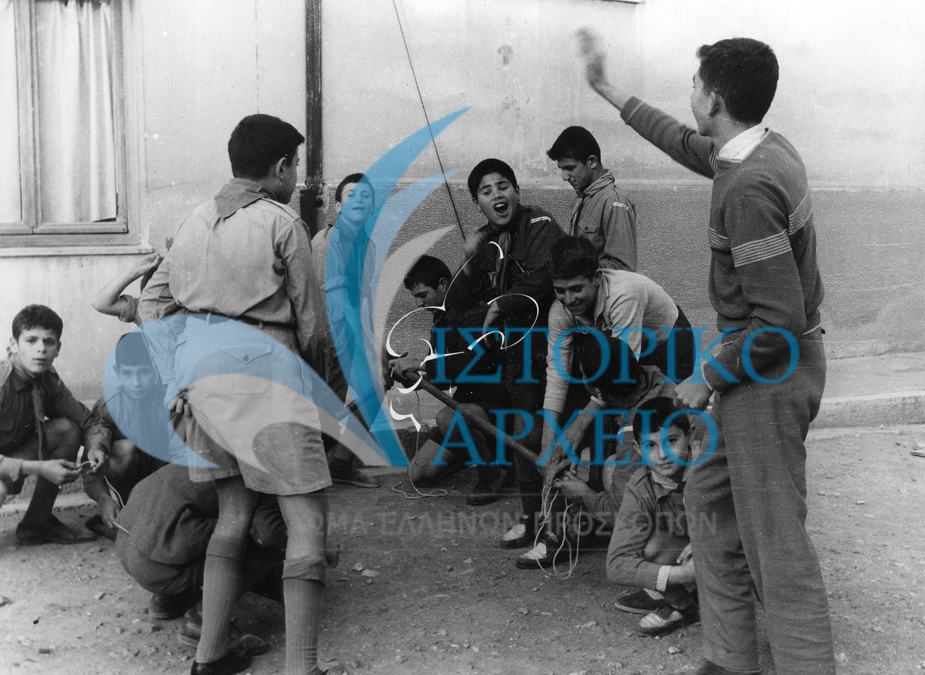 Πρόσκοποι της Αθήνα σε παιχνίδια και κατασκευές σε ώρα δράσης το 1959.