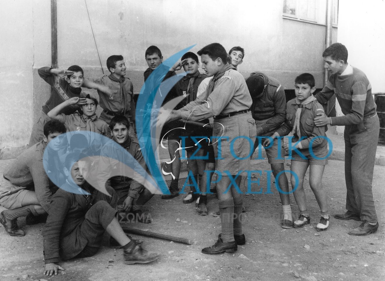 Πρόσκοποι της Αθήνα σε παιχνίδια και κατασκευές σε ώρα δράσης το 1959.
