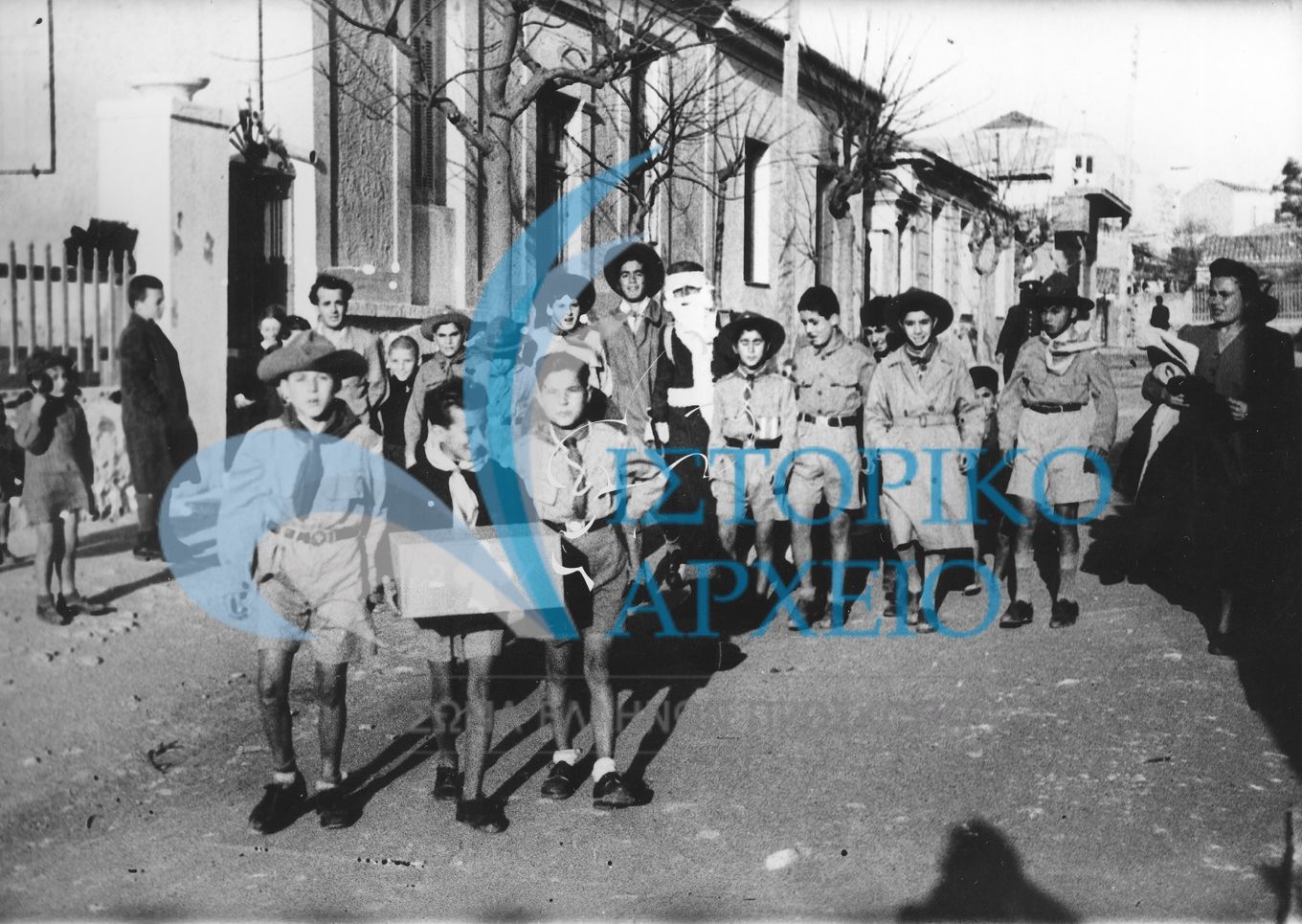 Η 2η Ομάδα Προσκόπων Αθηνών σε γειτονιά της πόλης για τα πρωτοχρονιάτικα κάλαντα το 1947