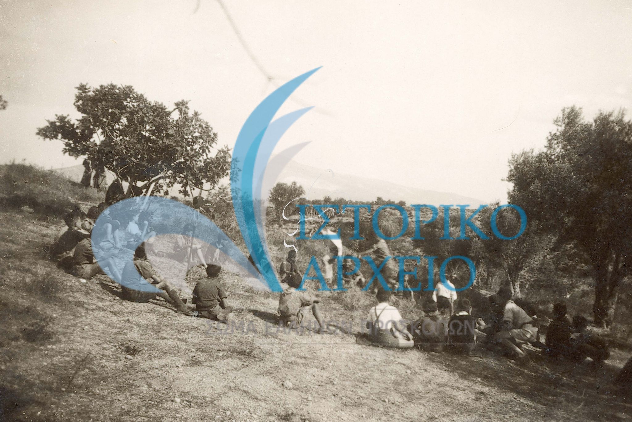 Οι Αγέλες καθισμένες  σε κύκλο βράχου σε εκδρομή της 9ης Αγέλης με την 3η Αγέλη Μενιδίου το 1936 στο Μενίδι (Αχαρναί).