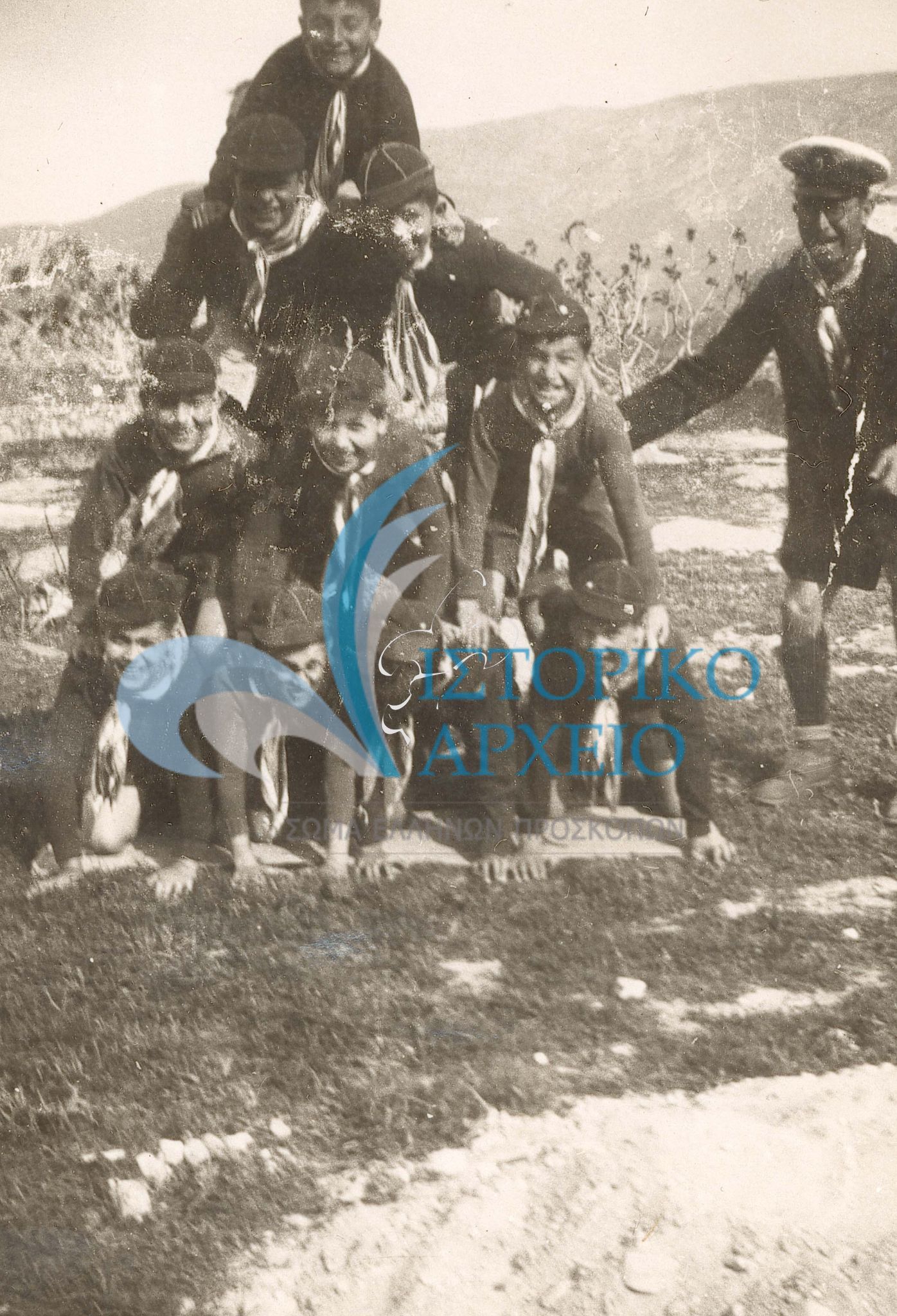 Ο Τηλέμαχος Γκαζιάνης σε ώρα δράσης με την 9η Αγέλη Αθηνών σε εκδρομή στην Καισαριανή το 1937.