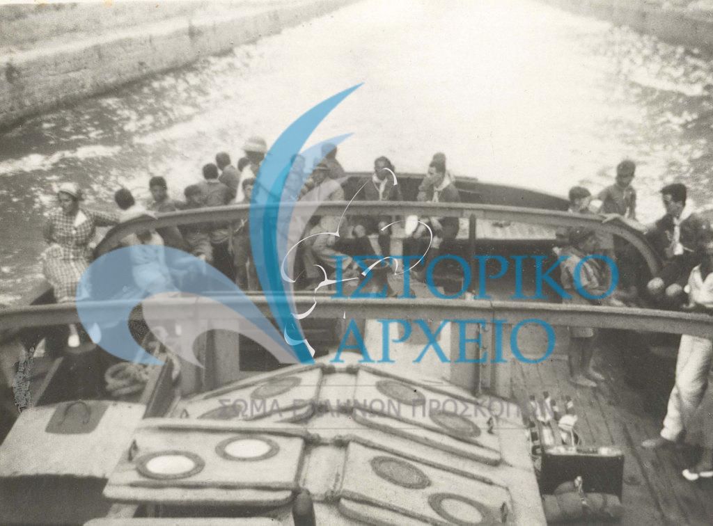 Πρόσκοποι της 9ης Αθηνών πάνω σε πλοίο διέρχονται τον Ισθμό της Κορίνθου 1937.