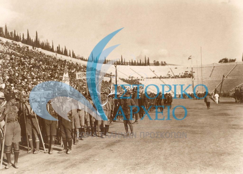 Προσκοπικές ομάδες από τα Τρίκαλα, τη Κέρκυρα, τον Βόλο και την Έδεσσα καθώς πέρνουν θέση στο Παναθηναϊκό Στάδιο για την 1η Πανελλήνια Προσκοπική Επίδειξη το 1926.