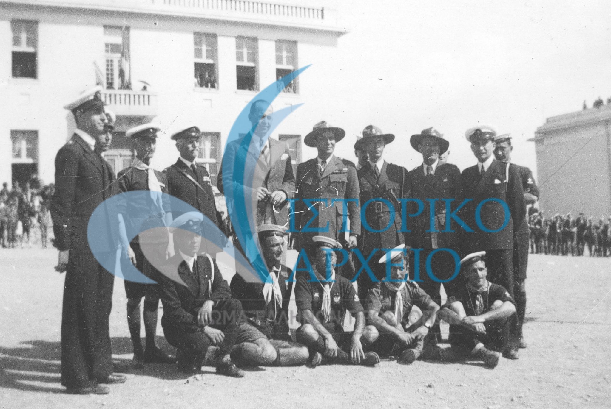 Ο Διάδοχος Παύλος το 1936 στη 1η Περίοδο της Σχολής Φοινίκων. Όρθιοι ο Εφορος Ναυτοπροσκόπων Μιχ.Σοφιανό, ο Μ. Μίνδλερ και ο Γενικός Έφορος Λ. Πτέρης. Καθιστοί οι: Α. Φάκαρος, Τ. Γκαζιάνης, Λορέντζος και Π. Περρωτής.