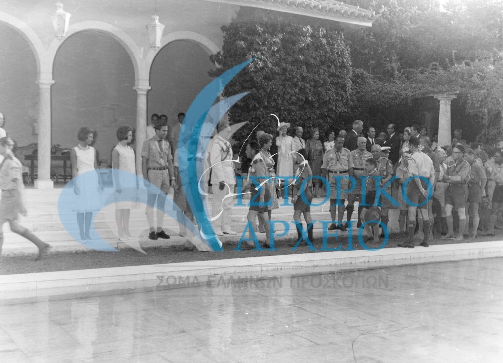 Στους κήπους των Ανακτόρων Αθηνών η Βασιλική Οικογένεια υποδέχεται σε δεξίωση τα επιτελεία των Εθνικών Αποστολών που συμμετείχαν στο 11ο Παγκόσμιο Τζάμπορη του Μαραθώνα το 1963.