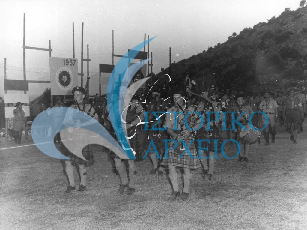 Πρόσκοποι με γκάιντες ανοίγουν την Πυρά λήξης του 11ου Τζάμπορη στο Μαραθώνα το 1963.