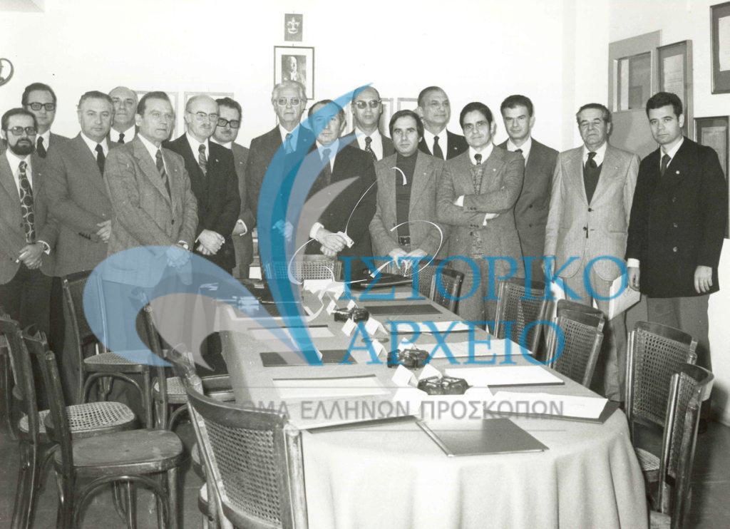 Το πρώτο αιρετό Διοικητικό Συμβούλιο του ΣΕΠ σε συνεδρίαση το 1974 παρουσία του Υφυπουργού Ι. Μπούτου και του Γενικού Γραμματέα Νεότητας & Αθλητισμού Π. Στασινόπουλου. Στο κέντρο ο Πρόεδρος Δ. Μαρινόπουλος και δίπλα του δεξιά ο Ν. Καλογεράς.