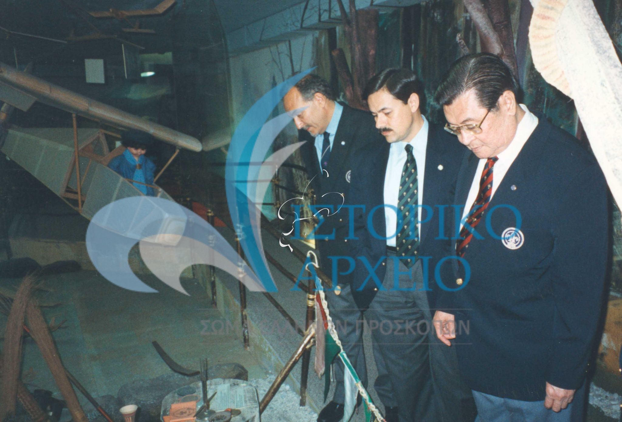 Το στέλεχος του Παγκοσμίου Προσκοπικού Γραφείου Φράνκι Ρόουμαν σε επίσκεψη στο Προσκοπικό Μουσείο του ΣΕΠ το 1998. Μαζί του ο Πρόεδρος ΔΣ ΣΕΠ Χρ. Λυγερός και ο έφορος Αν. Αρνιακός.