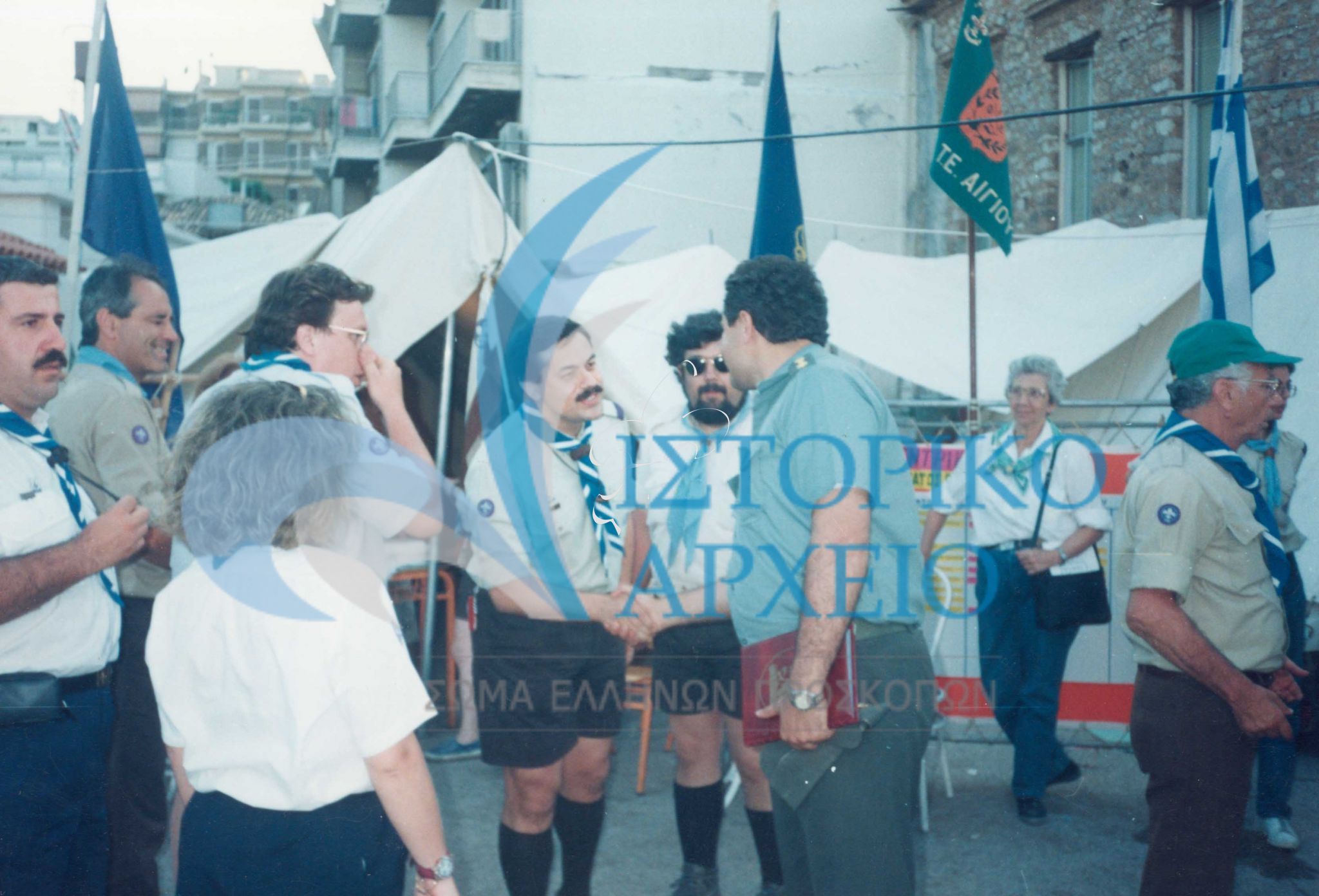 Ο ΓΕ Χρ. Λυγερός συνομιλεί με στελέχη της πολιτείας κατά την δημιουργία καταυλισμού σεισμοπλήκτων στο Αίγιο το 1995.