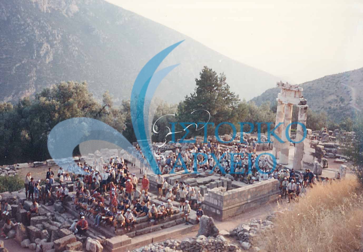 Πρόσκοποι σε επίσκεψη στον αρχαιολογικό χώρο των Δελφών κατά την 2η Διεθνή "Φιλία" ενωμοταρχών το 1994.