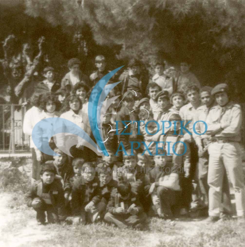 Πρόσκοποι και Οδηγοί μαζί με τα παιδιά του Ορφανοτροφείου Μυτιλήνης.